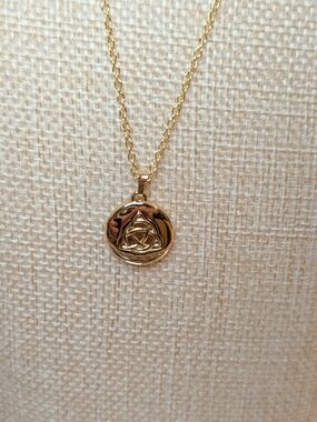 Gold Trinity Knot Round Pendant Necklace NWOT